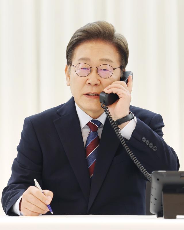 이재명 대통령이 지난 6일 서울 한남동 관저에서 도널드 트럼프 미국 대통령과 전화 통화를 하기 위해 수화기를 들고 있다 사진연합뉴스