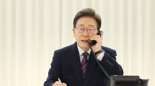 South Korean and US Presidents hold first phone call, seeking closer ties between the two countries