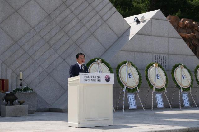 이현재 하남시장이 6일 검단산 현충탑에서 열린 ‘제70회 현충일 추념식’에서 추념사를 하고 있다 사진하남시