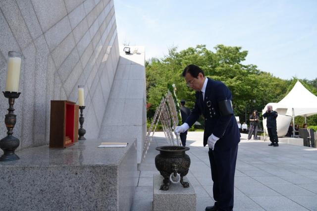 이현재 하남시장이 6일 열린 ‘제70회 현충일 추념식’에서 검단산 현충탑에 참배를 하고 있다 사진하남시