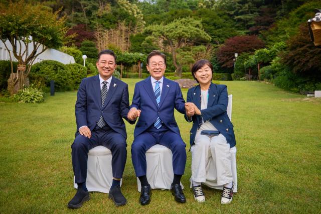 이재명 대통령이 7일 서울 한남동 관저에서 더불어민주당 지도부 초청 만찬에 참석한 김병기 서영교 의원과 기념촬영을 하고 있다 두 의원은 당 원내대표 선거에 출마했다 사진연합뉴스