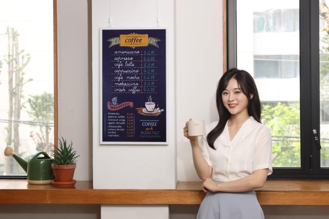 삼성전자 모델이 삼성 컬러 이페이퍼를 소개하는 모습 사진삼성전자