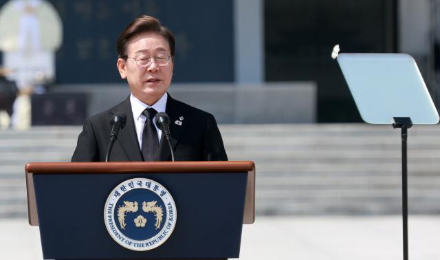 이재명 대통령이 지난 6일 서울 동작구 국립서울현충원에서 열린 70회 현충일 추념식에서 추념사를 하고 있다 사진연합뉴스