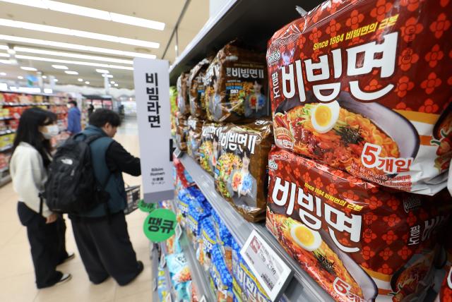 팔도 14일부터 비빔면 가격 인상
서울연합뉴스 김성민 기자 팔도가 14일부터 라면과 음료 가격을 인상한다
사진은 7일 서울 한 대형마트에 팔도비빔면이 진열돼 있다 202547
ksm7976ynacokr2025-04-07 134310
저작권자 ⓒ ㈜연합뉴스 무단 전재 재배포 금지 AI 학습 및 활용 금지저작권자 ⓒ ㈜연합뉴스 무단 전재 재배포 금지 AI 학습 및 활용 금지