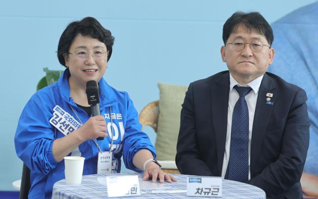 조국혁신당 김선민 대표 권한대행왼쪽이 22일 오전 경남 창원시 의창구 더불어민주당 경남도당 대회의실에서 열린 경남 야4당 광장선대본간담회에서 발언하고 있다 오른쪽은 같은 당 차규근 의원 사진연합뉴스