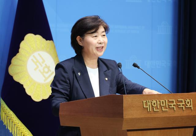 더불어민주당 차기 원내대표 선거에 출마한 서영교 의원이 8일 서울 여의도 국회 소통관에서 현안 관련 기자회견을 열고 발언하고 있다 사진연합뉴스