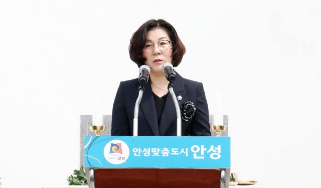 김보라 안성시장이 추념사를 하고 있다 사진안성시