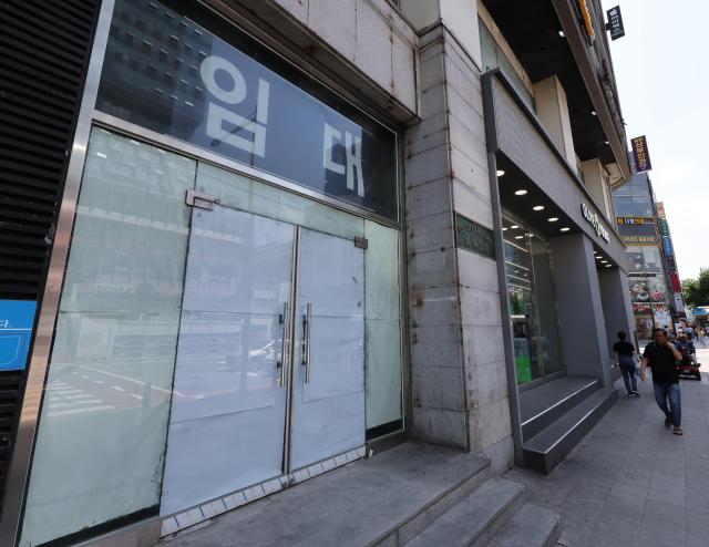 서울 시내 한 건물에 임대 안내문이 붙어있는 모습 사진연합뉴스