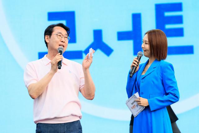 정명근 화성특례시장이 특별한 콘서트 무대에서 시민들에게 인사말을 전하고 있다 사진화성시