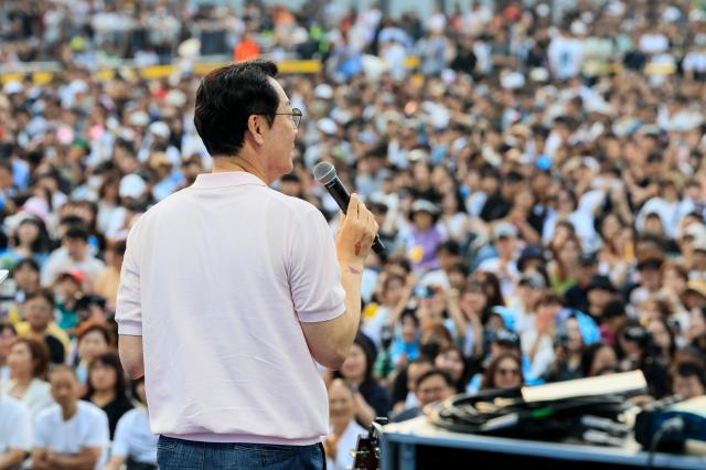정명근 화성특례시장이 특별한 콘서트 무대에서 시민들에게 인사말을 전하고 있다 사진화성시