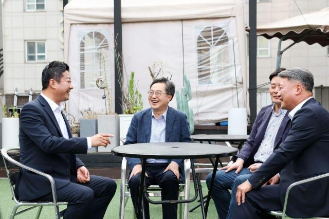 7일 오후 수원시 인계동 소재 식당에서 김동연 도지사가 김진경 의장 최종현 더불어민주당 대표의원 김정호 국민의힘 대표의원과 만찬 회동을 하고 있다 사진경기도