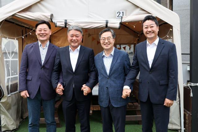 7일 오후 수원시 인계동 소재 식당에서 김동연 도지사가 김진경 의장 최종현 더불어민주당 대표의원 김정호 국민의힘 대표의원을 만나 기념촬영을 하고 있다 사진경기도