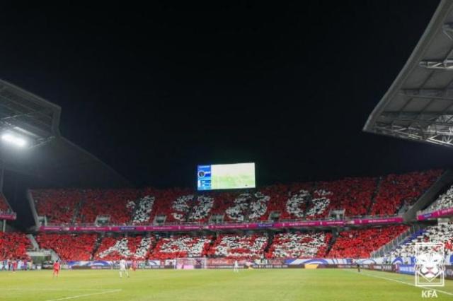 10일 오후 8시 서울월드컵경기장에서 열리는 쿠웨이트와 2026 FIFA 북중미 월드컵 아시아 3차 예선 최종전에서 한국 축구 국가대표팀의 11회 연속 월드컵 본선 진출을 기념한 WE 대한이라는 문구의 카드섹션이 진행된다 사진대한축구협회