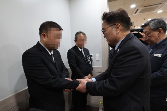 우원식 국회의장이 8일 충남 태안군 태안의료원에 마련된 김충현 씨의 빈소를 찾아 조문하고 있다 김씨는 지난 2일 태안화력발전소 내 한전KPS 태안화력사업소 기계공작실에서 발전설비 부품을 절삭가공 하다 기계에 끼이는 사고로 숨졌다 김씨는 한국서부발전 태안화력의 1차 정비 하청업체인 한전KPS의 재하청을 받은 한국파워OM 소속이다 사진연합뉴스