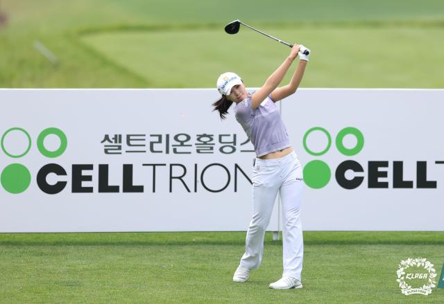8일 이가영이 한국여자프로골프KLPGA 투어 셀트리온 퀸즈 마스터즈총상금 12억원에서 연장 접전 끝에 정상에 섰다 사진KLPGA