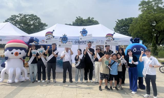 전남국제수묵비엔날레사무국은 8일 서울 여의도 한강공원에서 수묵의 매력을 담은 포토부스를 운영하는 등 붐업 행사를 성황리에 개최했다사진전남도