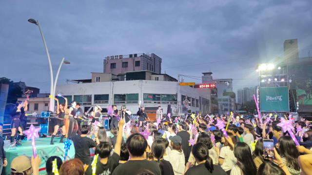 ‘원츠 순천 주말의광장 야외 댄스무대에 올라 신나는 퍼포먼스를 선보이고 있다 사진박기현 기자
