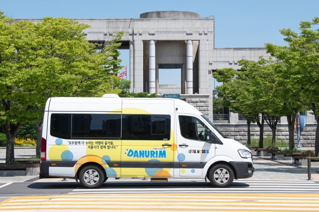 도심 속을 달리고 있는 다누림 미니밴 사진서울관광재단