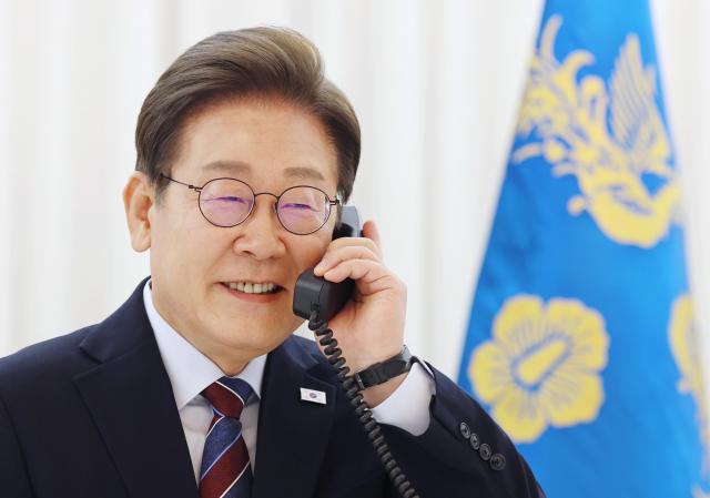 이재명 대통령이 지난 6일 서울 한남동 관저에서 도널드 트럼프 미국 대통령과 전화 통화를 하기 위해 수화기를 들고 있다 사진연합뉴스