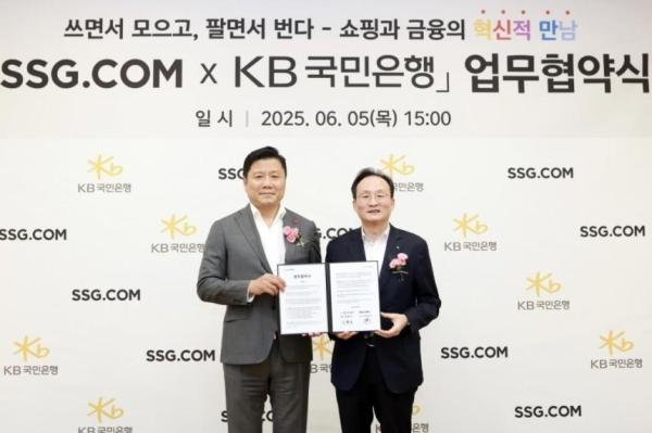 지난 5일 업무협약을 체결한 최훈학 SSG닷컴 대표이사왼쪽와 이환주 KB국민은행장 사진SSG닷컴