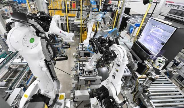 LG’s smart factory-equipped production line in Changwon Courtesy of LG Electronics