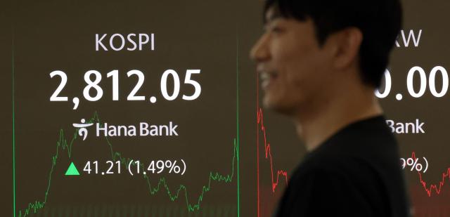 5일 서울 중구 하나은행 딜링룸 현황판에 코스피 지수 등이 표시되고 있다 사진연합뉴스