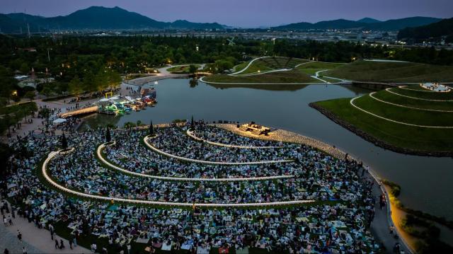순천만국가정원 잔디 위에는 돗자리를 펴고 삼삼오오 모여든 시민과 관광객들로 가득 찼다 사진독자제공 