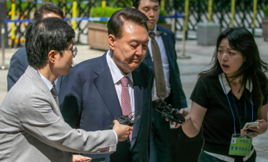 윤석열, 내란 재판 출석…대선 결과 질문들에 침묵 일관