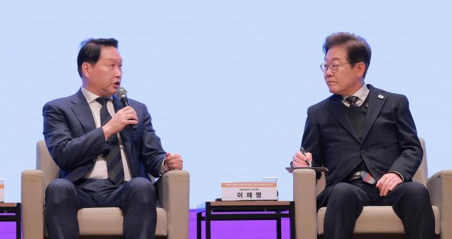 최태원 대한상공회의소 회장왼쪽이 지난달 8일 오전 서울 중구 대한상공회의소에서 열린 이재명 더불어민주당 대선후보 초청 경제5단체 간담회에서 정책 제언을 하고 있다 사진유대길 기자
