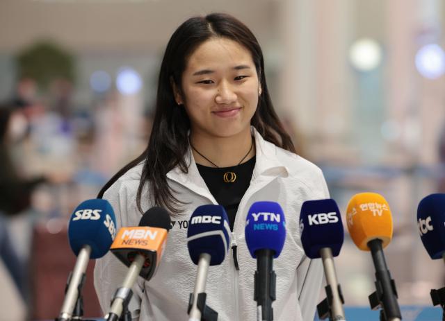 세계배드민턴연맹BWF 월드투어 슈퍼 1000 인도네시아오픈 여자 단식 결승에서 우승을 차지한 안세영이 9일 인천국제공항 제2여객터미널로 귀국한 뒤 인터뷰를 하고 있다 사진연합뉴스