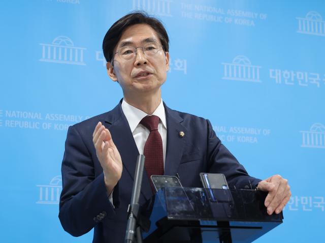 조경태 국민의힘 의원이 10일 국회 소통관에서 당의 김문수 대선 후보 선출 취소와 한덕수 후보 재선출 절차 착수 조치와 관련한 규탄 및 철회 촉구 기자회견을 마친 뒤 취재진 질문에 답변하고 있다 사진연합뉴스
