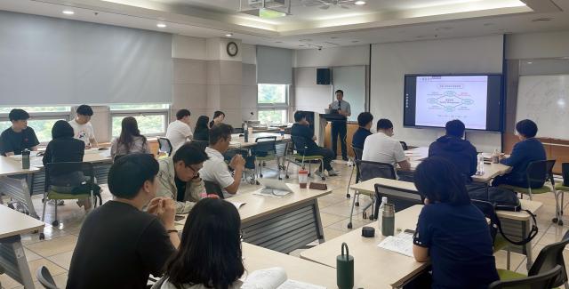 경과원에서 ‘지역산업맞춤형인력양성사업’ 일환으로 추진하고 있는 ‘품질관리를 위한 사내표준화 실무’ 교육이 진행되고 있다 사진경과원