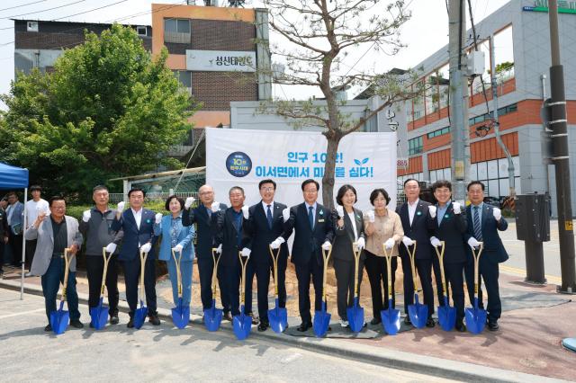 완주군이 9일 이서면 행정복지센터에서 인구 10만번 째 주민 등록을 기념하는 축하 행사를 열고 있다사진완주군