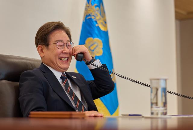 이재명 대통령이 9일 서울 용산 대통령실에서 이시바 시게루 일본 총리와 전화 통화를 하고 있다사진연합뉴스