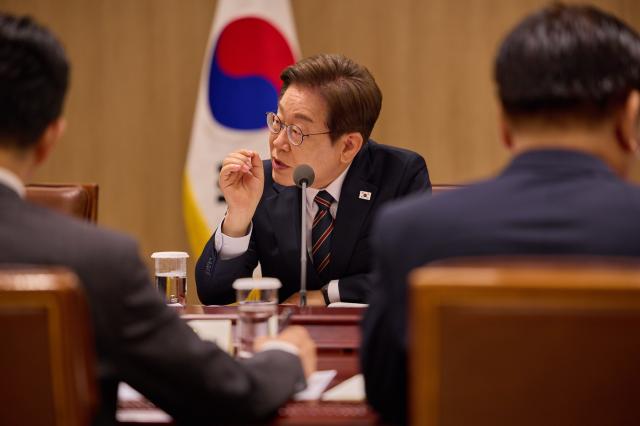 이재명 대통령이 9일 서울 용산 대통령실 청사에서 열린 비상경제점검 2차 태스크포스TF회의를 하고 있다사진연합뉴스