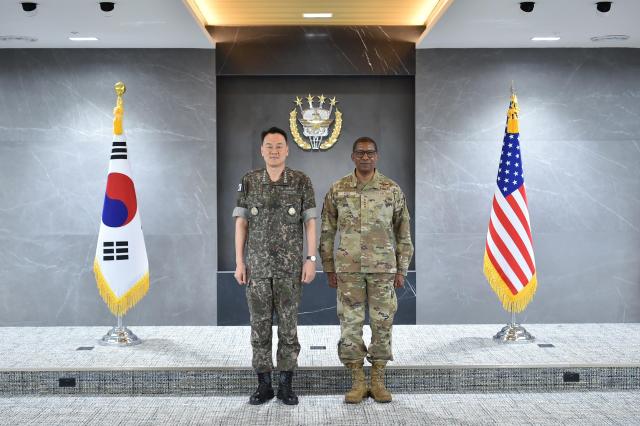 김명수 합참의장과 랜달 리드 미수송사령관이 9일 기념촬영을 하고 있다 사진합동참모본부