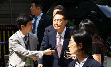尹 내란 재판 추가 증언 나와...대통령이 문 부수고 들어가라 지시