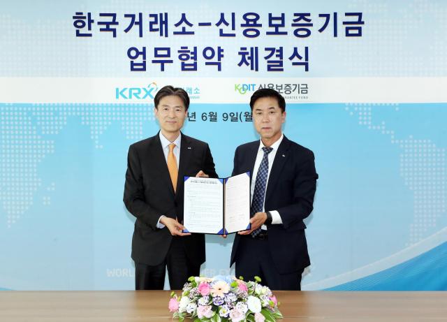 왼쪽부터민경욱 한국거래소 코스닥시장본부장 이주영 신용보증기금 전무이사가 업무협약 체결 후 기념촬영을 하고 있다 자료한국거래소