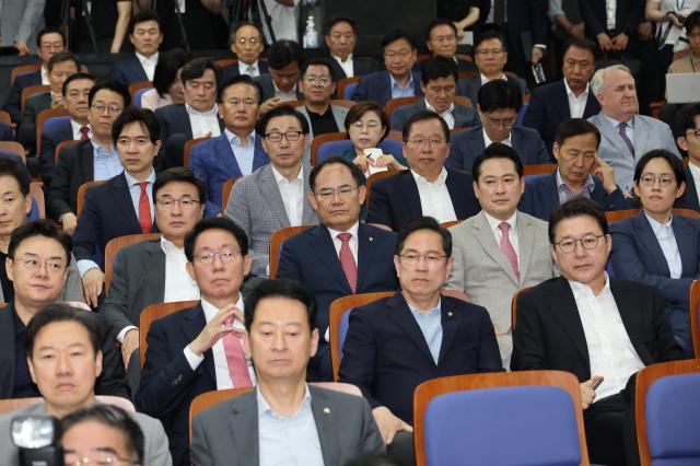 9일 서울 여의도 국회에서 열린 국민의힘 의원총회에서 의원들이 원내대표직 사퇴를 선언한 국민의힘 권성동 원내대표의 발언을 듣고 있다 사진연합뉴스