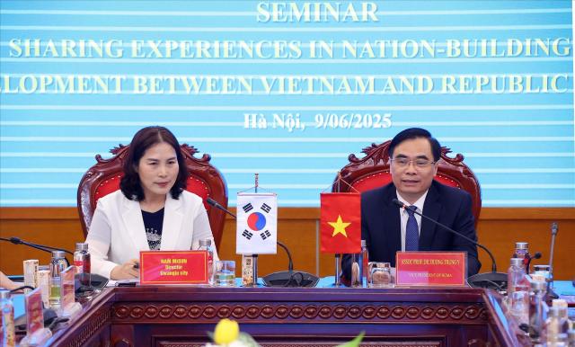즈엉쭝이 베트남정치아카데미 부원장오른쪽 사진베트남통신사