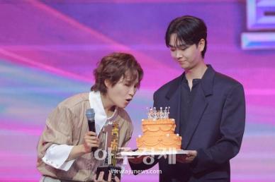 [포토] 생일 케이크 촛불 부는 김희재