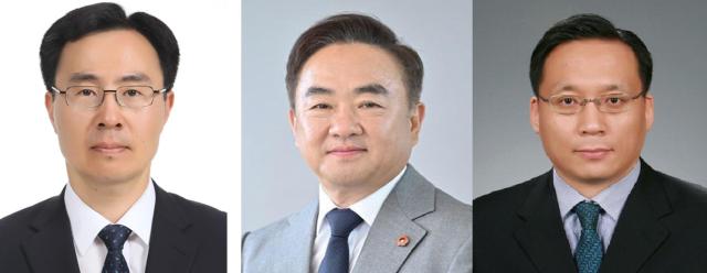 문승욱 전 산업통상자원부 장관왼쪽부터과 송재호 전 국가균형발전위원장 김세완 자본시장연구원장 사진아주경제 DB