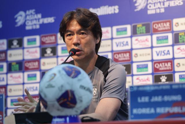 대한민국 축구 국가대표팀 홍명보 감독 쿠웨이트와의 2026 북중미 월드컵 아시아 3차 예선 최종전을 하루 앞둔 9일 서울월드컵경기장에서 기자회견을 하고 있다 사진연합뉴스