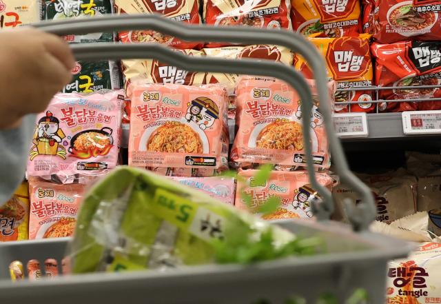 삼양식품 황제주로 등극
서울연합뉴스 이진욱 기자 삼양식품 주가가 불닭볶음면 인기에 힘입어 16일 장중 처음으로 120만원을 넘어 증시 황제주로 등극했다 증시전문가들은 삼양식품의 주가 강세는 해외 수요에 힘입은 고성장 때문이라고 분석한다 사진은 이날 서울 한 대형마트 삼양식품 라면 판매대 모습 2025516
cityboyynacokr2025-05-16 141001
저작권자 ⓒ ㈜연합뉴스 무단 전재 재배포 금지 AI 학습 및 활용 금지저작권자 ⓒ ㈜연합뉴스 무단 전재 재배포 금지 AI 학습 및 활용 금지