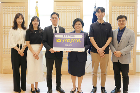 지난달 29일 진행된 기부식에서 문시연 숙명여대 총장왼쪽에서 네 번째 등 관계자들이 기념 촬영을 하고 있다사진대웅재단