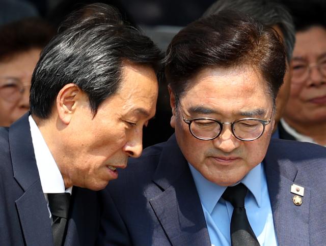 우원식 국회의장과 대통령실 정무수석 비서관으로 임명된 우상호 이한열기념사업회 이사장이 9일 서울 서대문구 연세대학교 이한열 동산에서 열린 제38주기 이한열 추모식에 참석해 대화를 나누고 있다사진연합뉴스