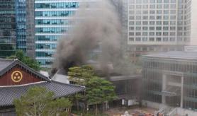 Firefighters extinguish blaze near Jogyesa Temple in central Seoul