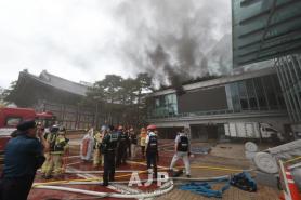 PHOTOS: Fire at historic Seoul temple extinguished