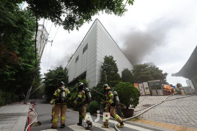 Fire breaks out at the Korean buddhist history and culture memorial hall at Jogyesa temple in Jongno Seoul on June 10 2025 AJP Han Jun-gu