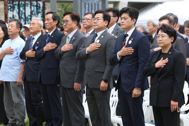 10일 서울 용산구 민주화운동기념관에서 열린 제38주년 6·10민주항쟁 기념식에서 조국혁신당 김선민 당 대표 권한대행앞줄 오른쪽부터 국민의힘 김용태 비상대책위원장 더불어민주당 박찬대 당 대표 직무대행 겸 원내대표 우원식 국회의장 우상호 대통령실 정무수석 이재오 민주화운동기념사업회 이사장 등이 국기에 경례하고 있다 사진연합뉴스